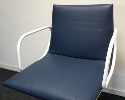 Vicarbe Noha Lounge Vergaderstoel | Blauw leer | Draaibaar