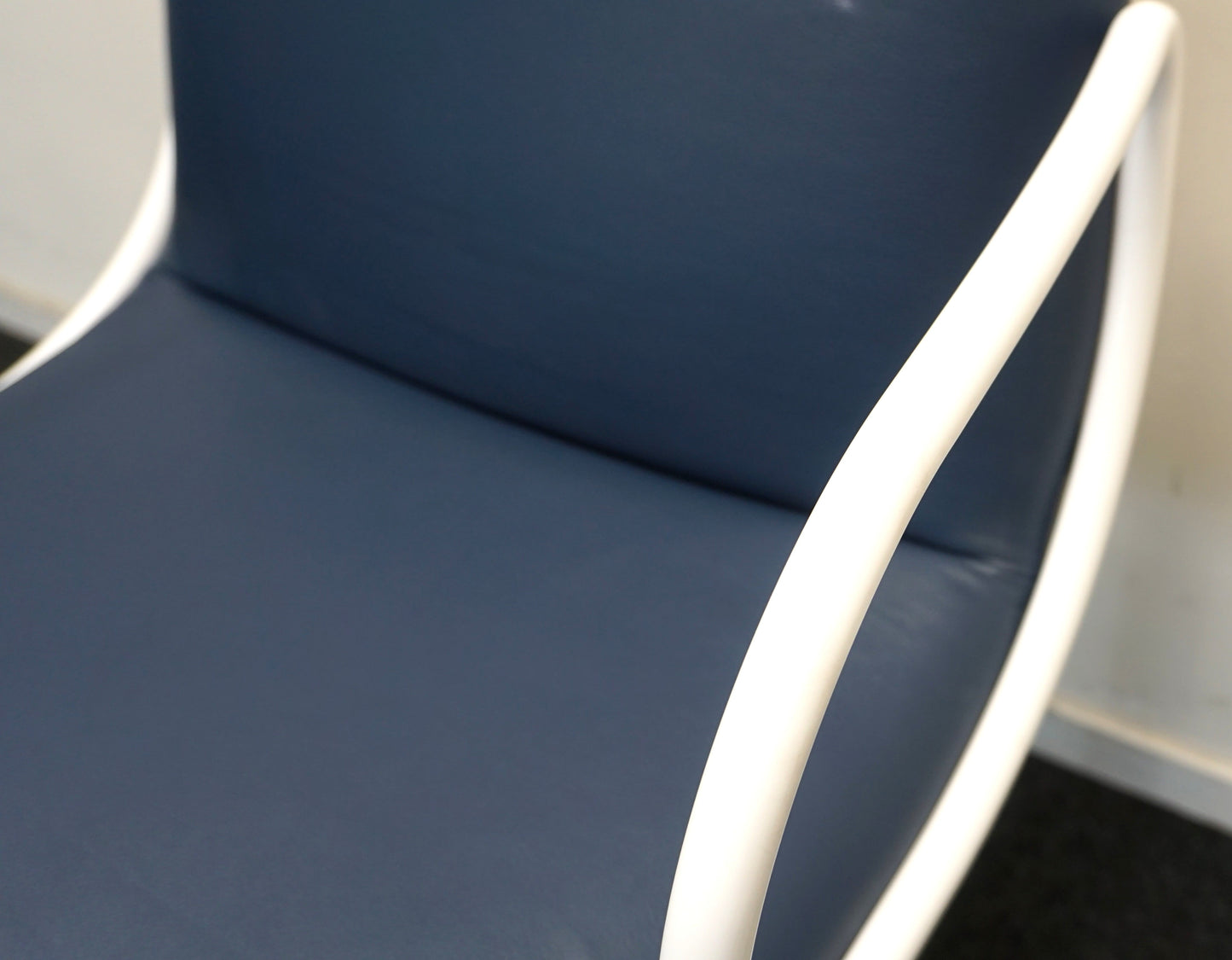 Vicarbe Noha Lounge Vergaderstoel | Blauw leer | Draaibaar