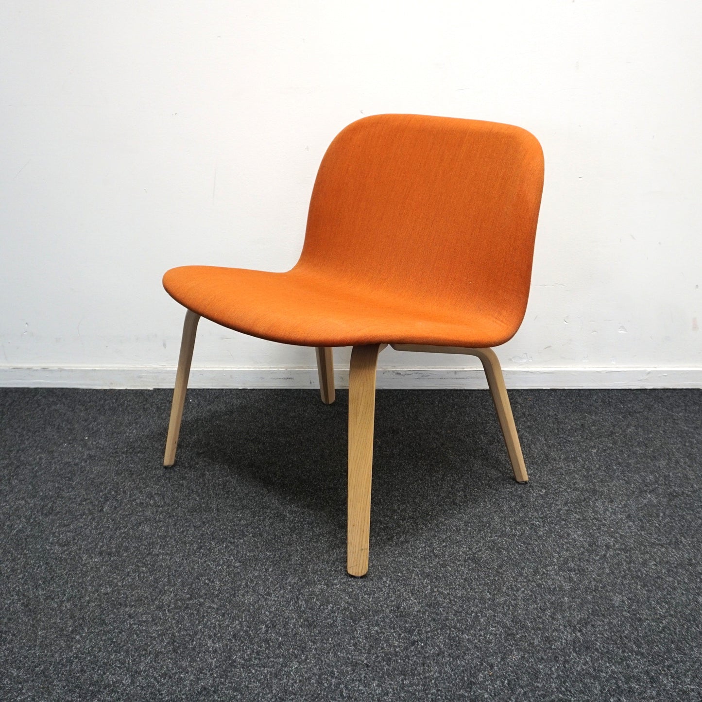 Muuto Visu Design Fauteuil | Lounge stoelen | Gestoffeerd | Oranje