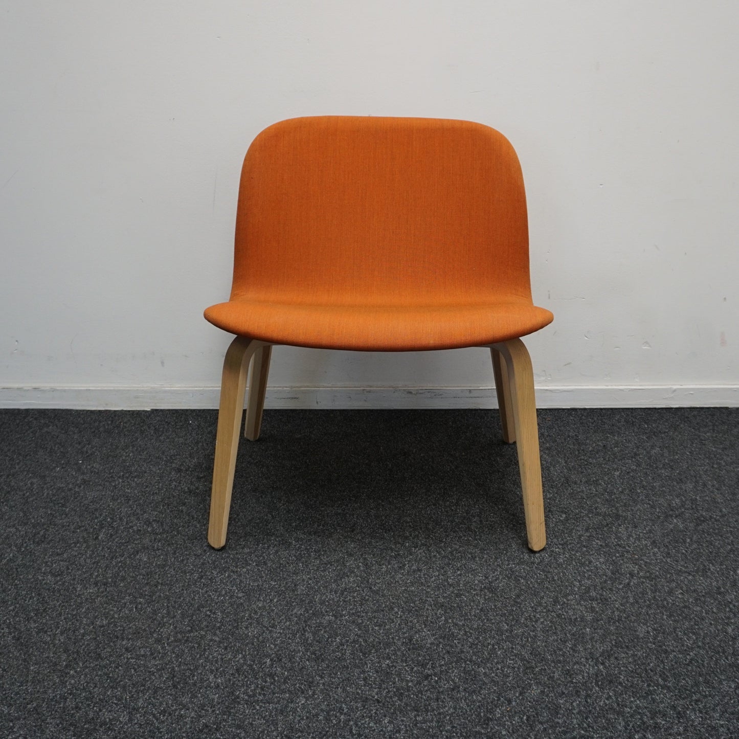 Muuto Visu Design Fauteuil | Lounge stoelen | Gestoffeerd | Oranje