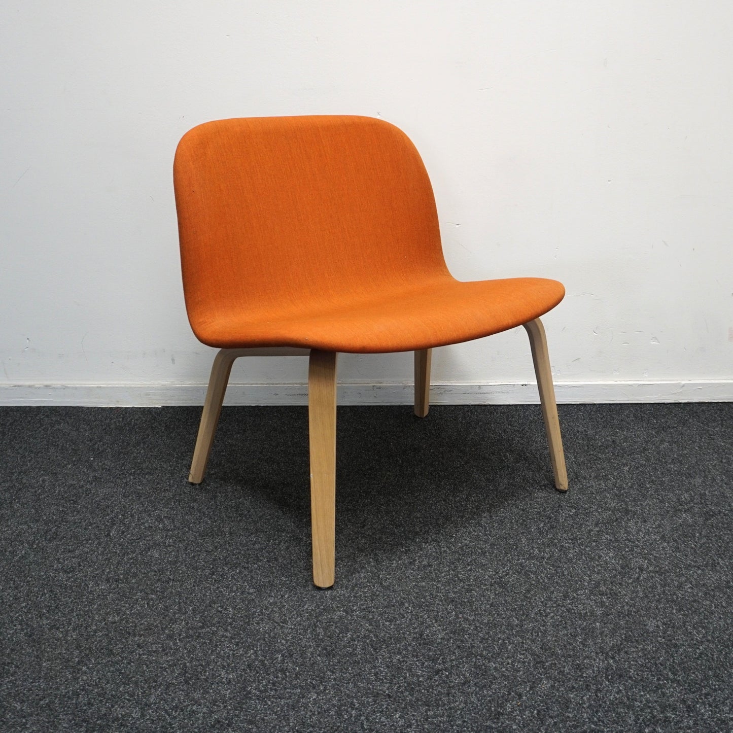 Muuto Visu Design Fauteuil | Lounge stoelen | Gestoffeerd | Oranje