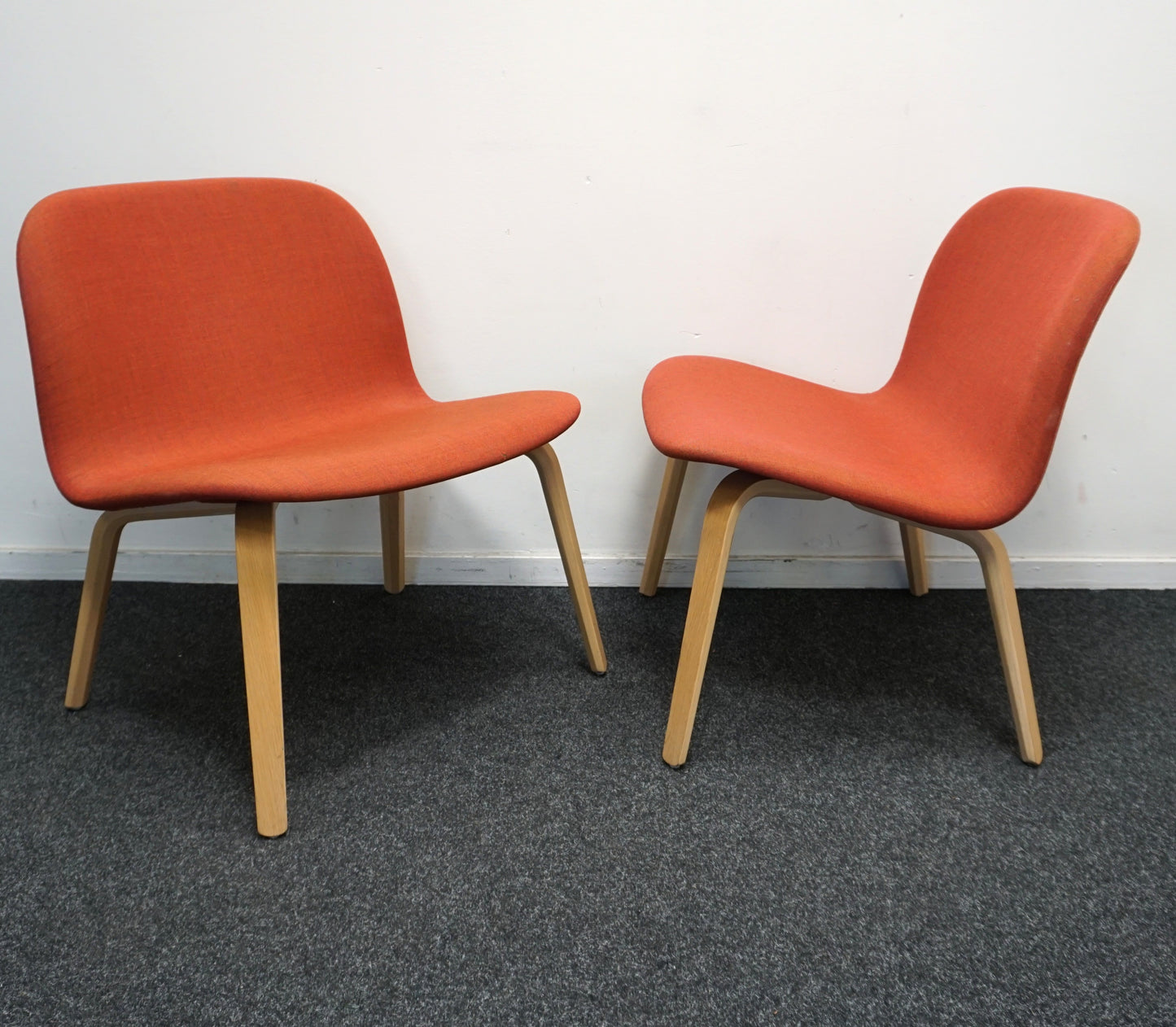 Muuto Visu Design Fauteuil | Lounge stoelen | Gestoffeerd | Oranje Rood