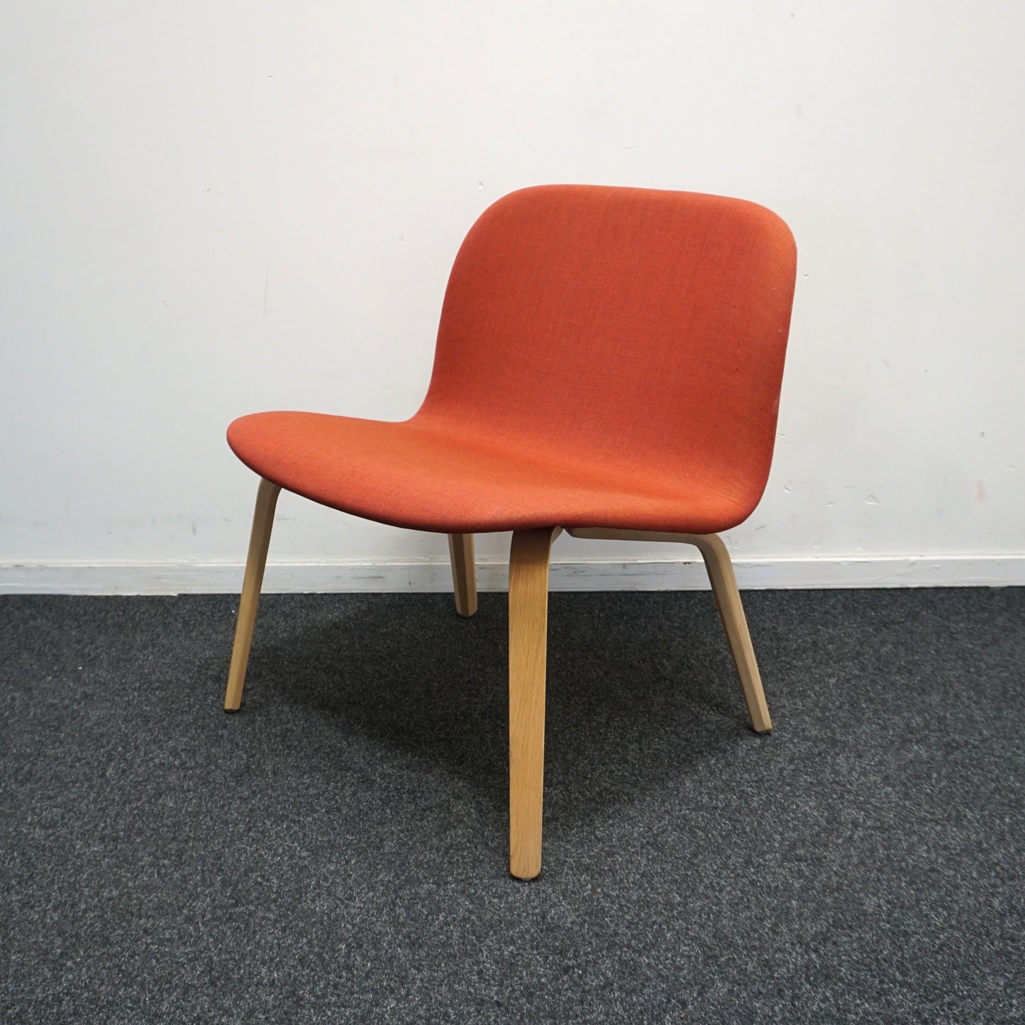 Muuto Visu Design Fauteuil | Lounge stoelen | Gestoffeerd | Oranje Rood