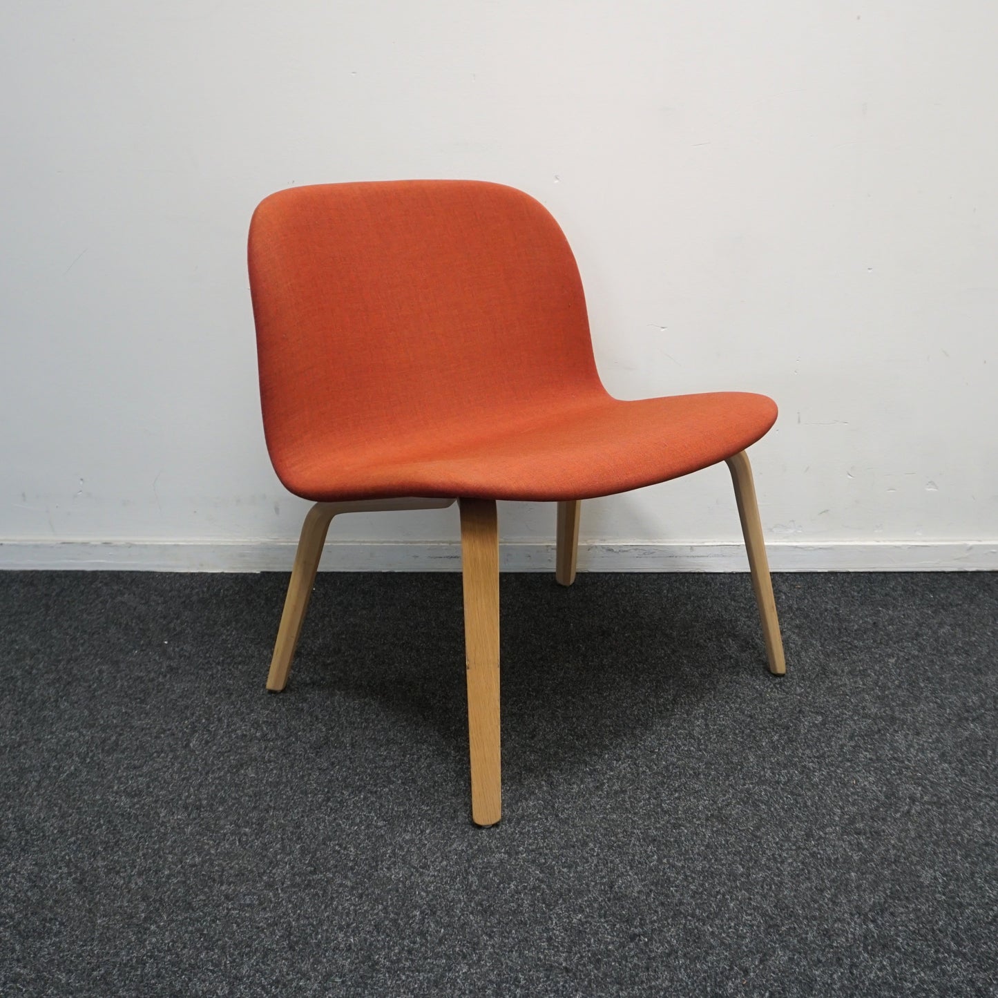 Muuto Visu Design Fauteuil | Lounge stoelen | Gestoffeerd | Oranje Rood