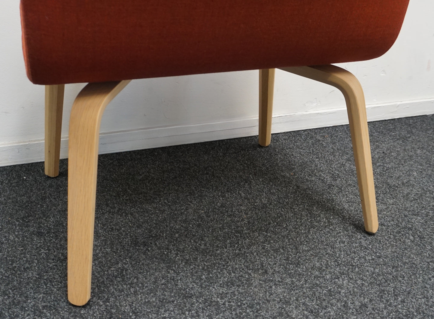Muuto Visu Design Fauteuil | Lounge stoelen | Gestoffeerd | Oranje Rood