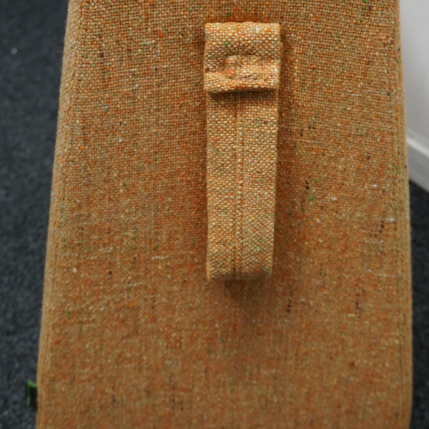 Naughtone Pinch Stool | Poef | Hocker | Okergeel