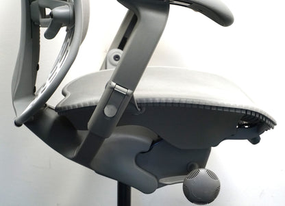 Herman Miller Mirra 1 Bureaustoel Grijs | Gestoffeerde Rug