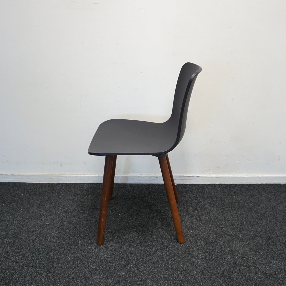 Vitra Hal Wood Design Stoel | Donkerblauw | Donker Hout