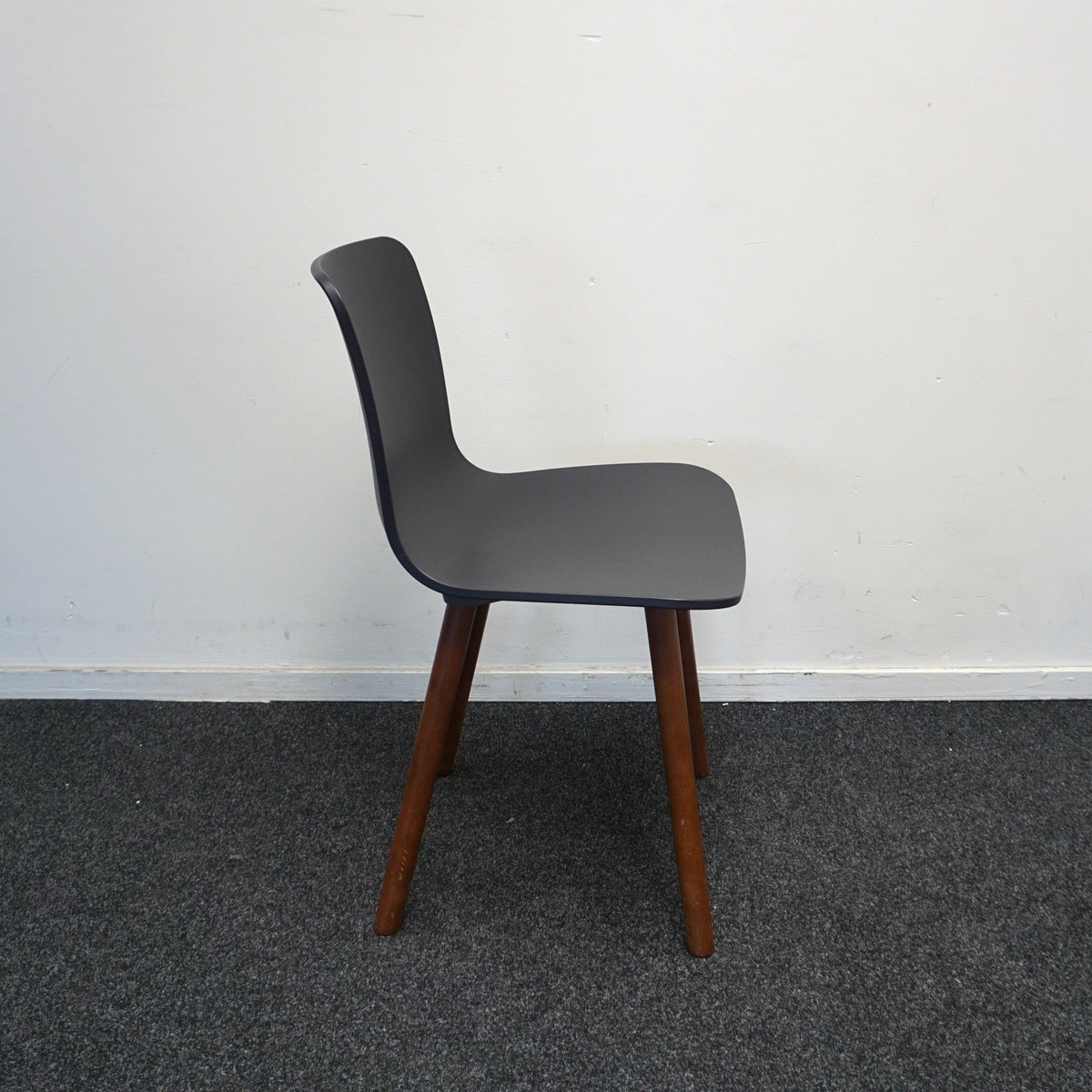Vitra Hal Wood Design Stoel | Donkerblauw | Donker Hout