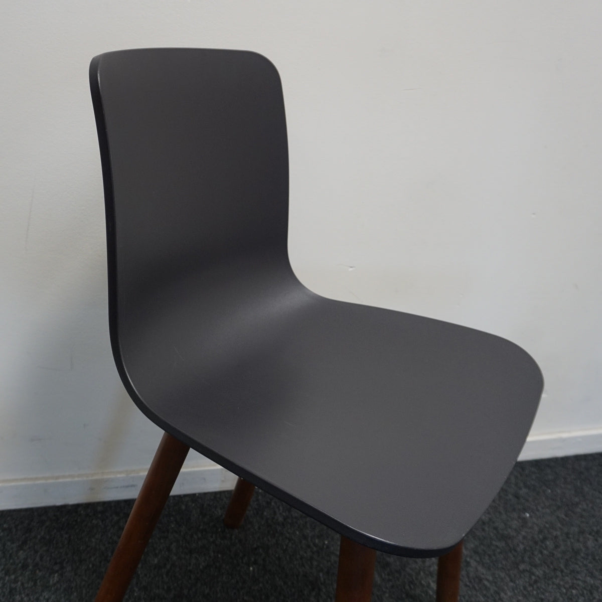 Vitra Hal Wood Design Stoel | Donkerblauw | Donker Hout