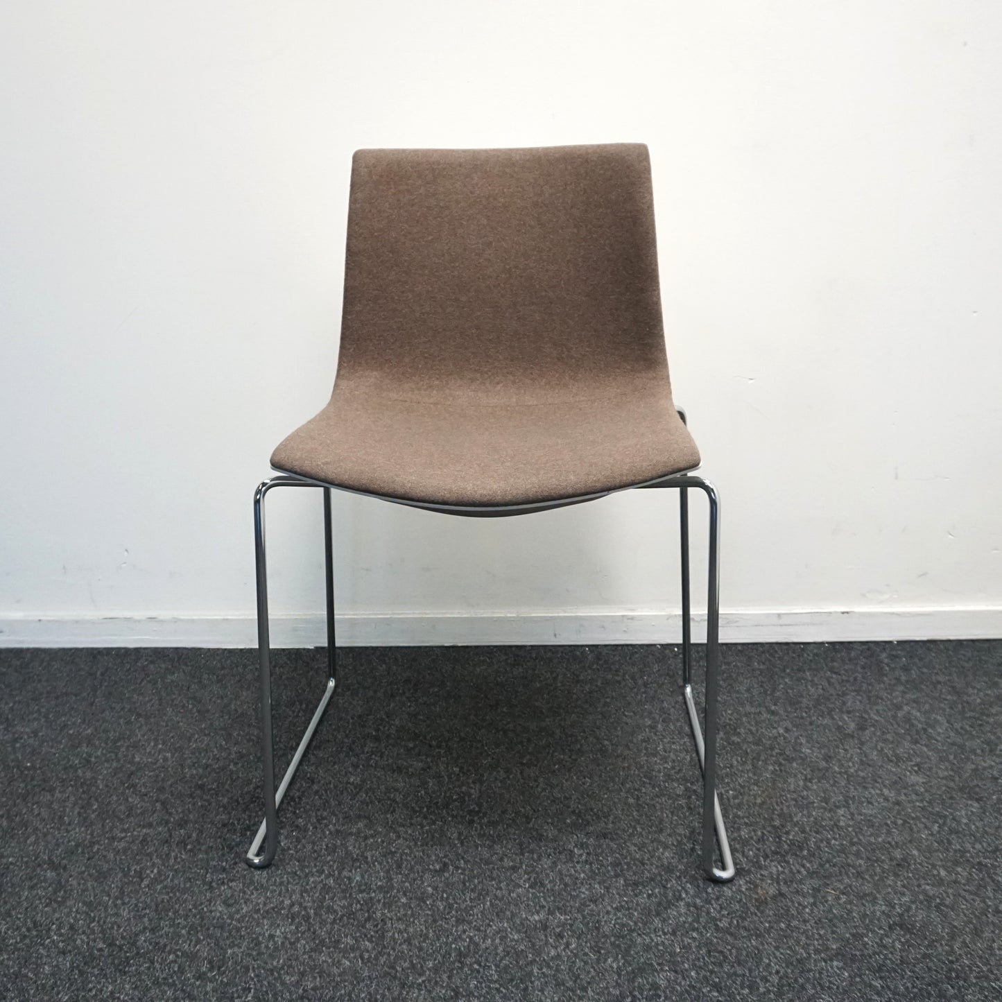 Arper Catifa 46 Design Stoel | Bruin / Wit | Gestoffeerd