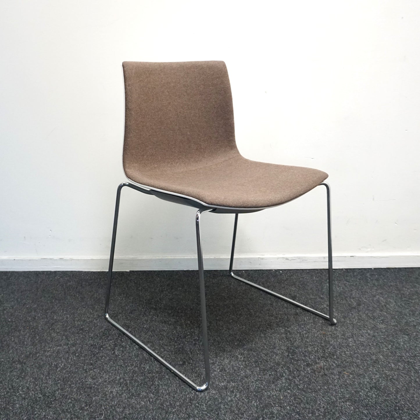 Arper Catifa 46 Design Stoel | Bruin / Wit | Gestoffeerd
