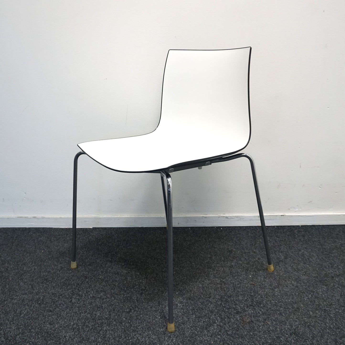 Arper Catifa 46 Design Stoel | Wit / Zwart | Kunststof