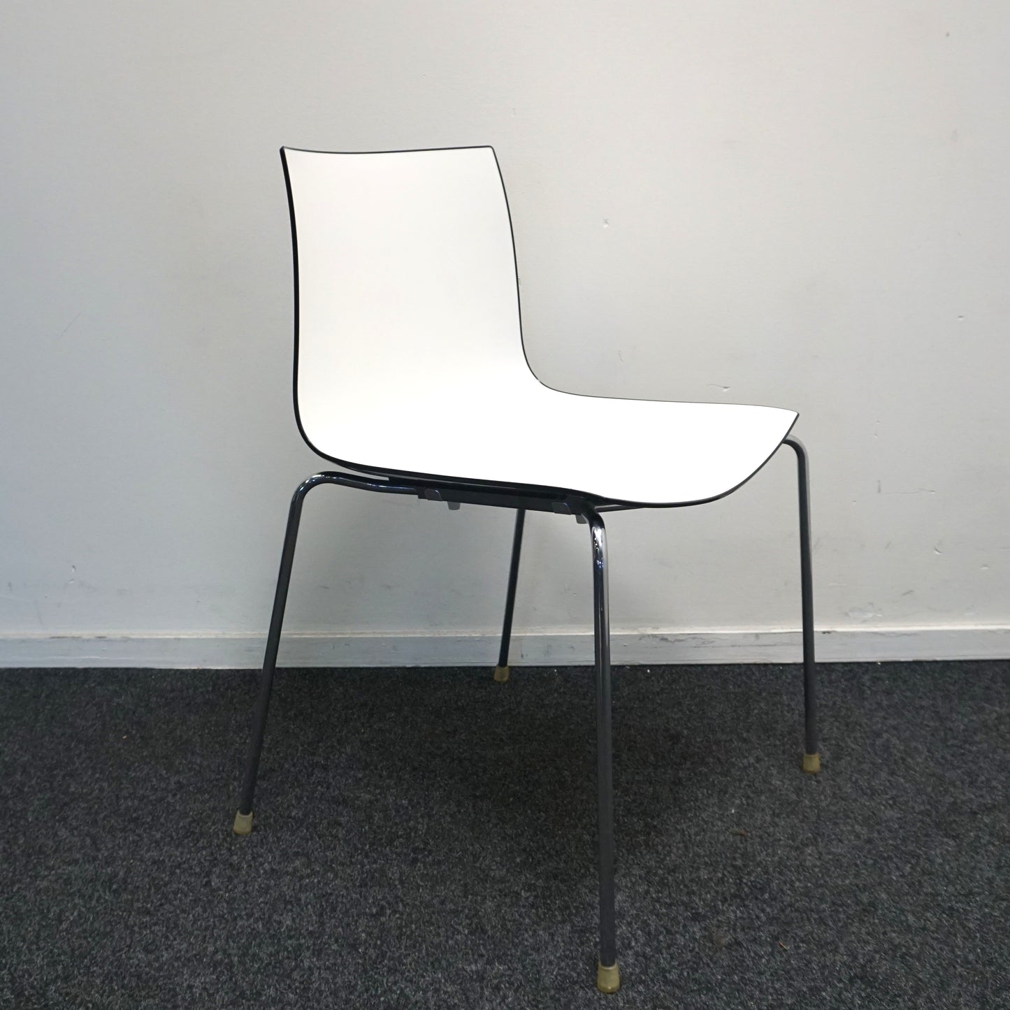 Arper Catifa 46 Design Stoel | Wit / Zwart | Kunststof