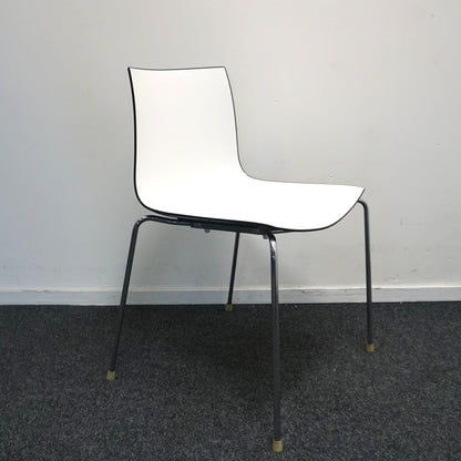 Arper Catifa 46 Design Stoel | Wit / Zwart | Kunststof
