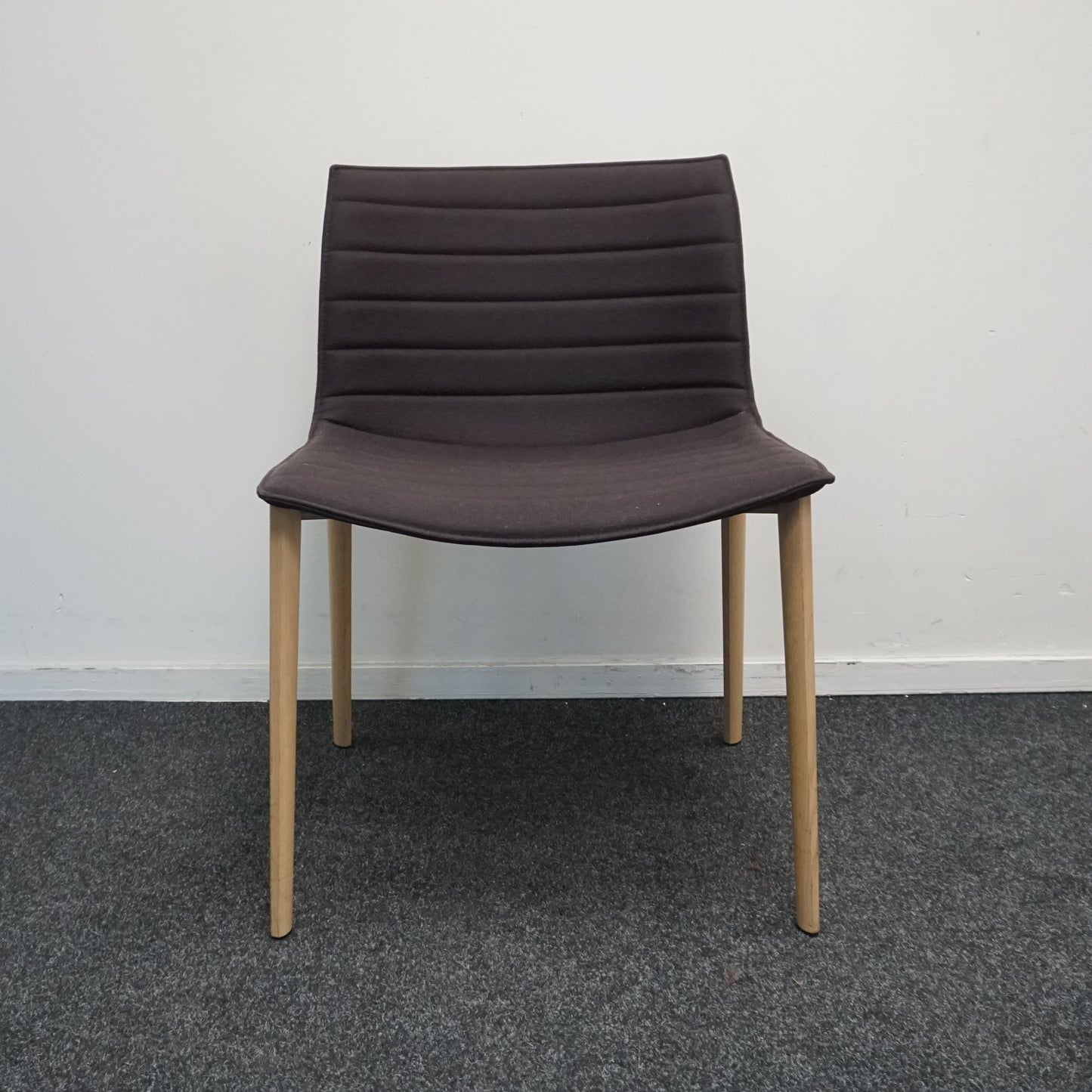 Arper Catifa 53 Design Stoel | Bruin | Gestoffeerd