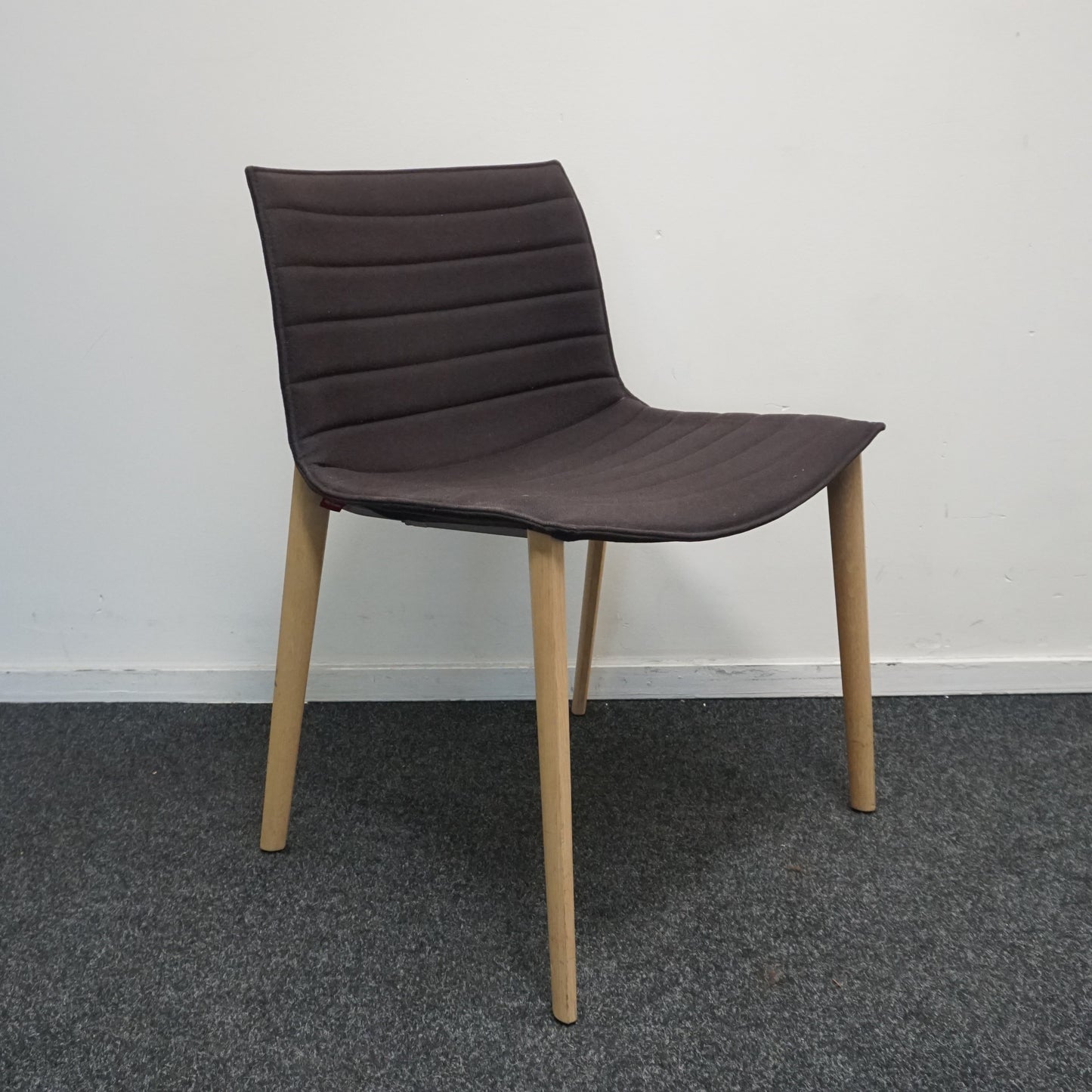 Arper Catifa 53 Design Stoel | Bruin | Gestoffeerd