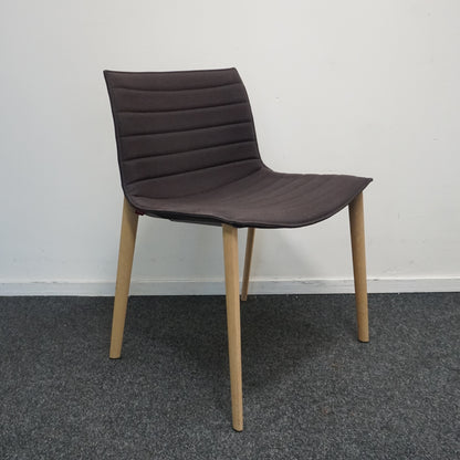 Arper Catifa 53 Design Stoel | Bruin | Gestoffeerd