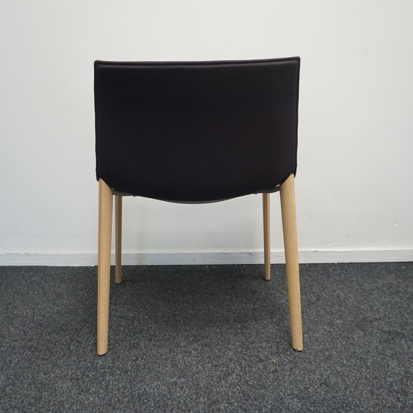 Arper Catifa 53 Design Stoel | Bruin | Gestoffeerd