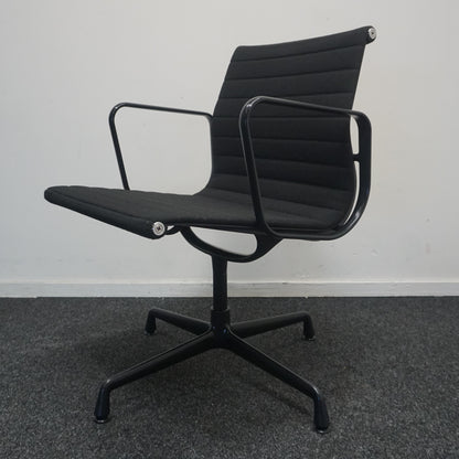 Vitra Eames EA 108 Design Vergaderstoel | Zwart / Zwart | Hopsak