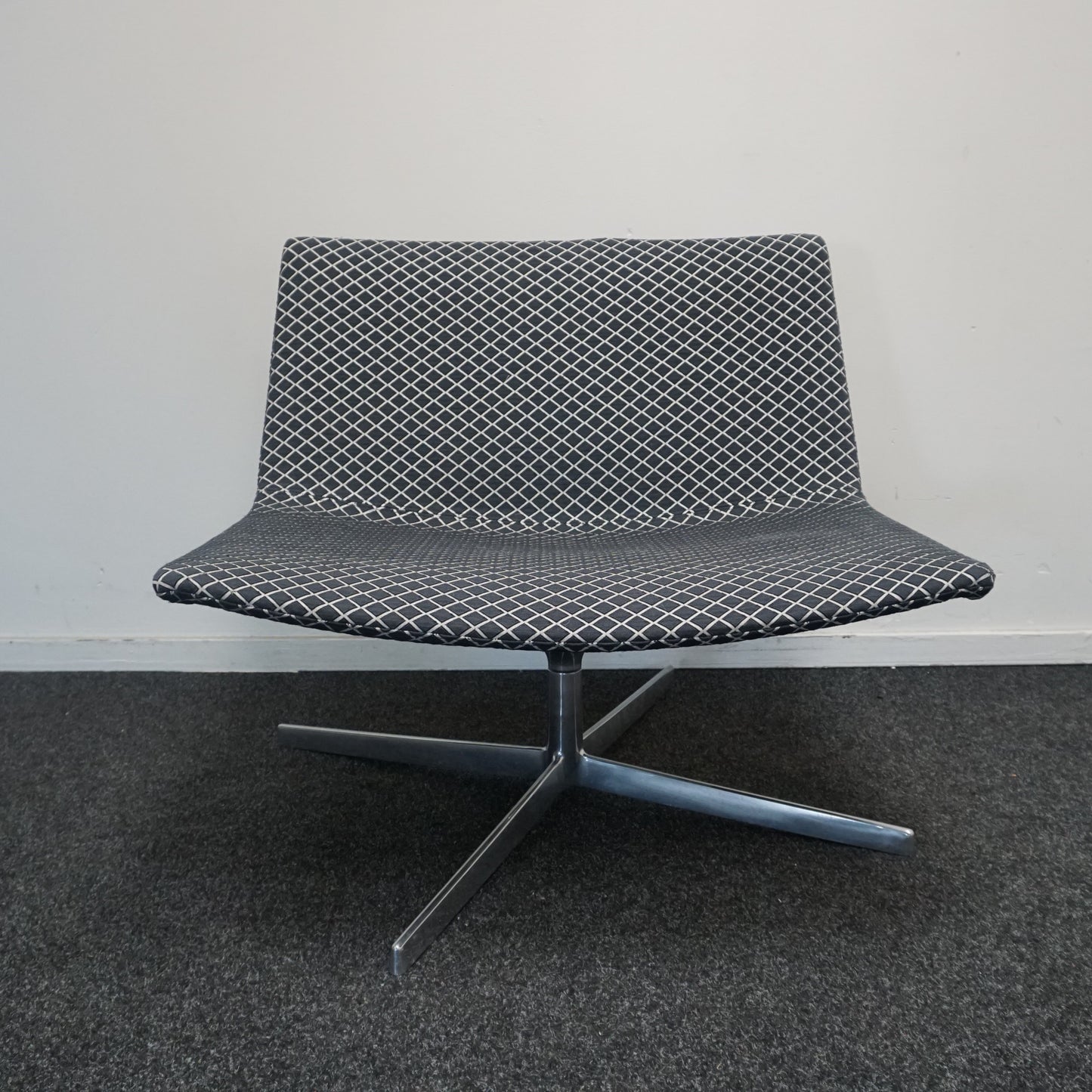 Arper Catifa 80 Design Fauteuil | Zwart / Grijs