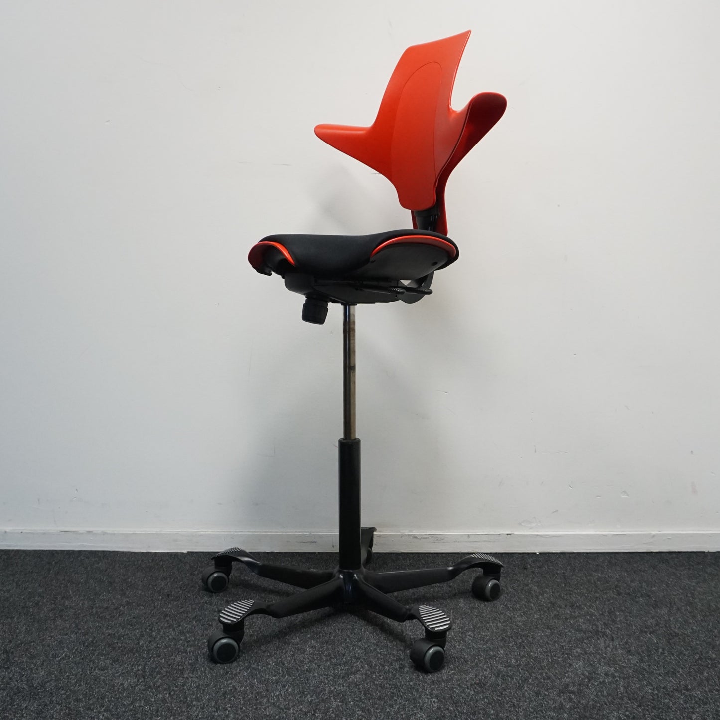 HAG Capisco Puls 8020 Bureaustoel | Zadelzit | Rood
