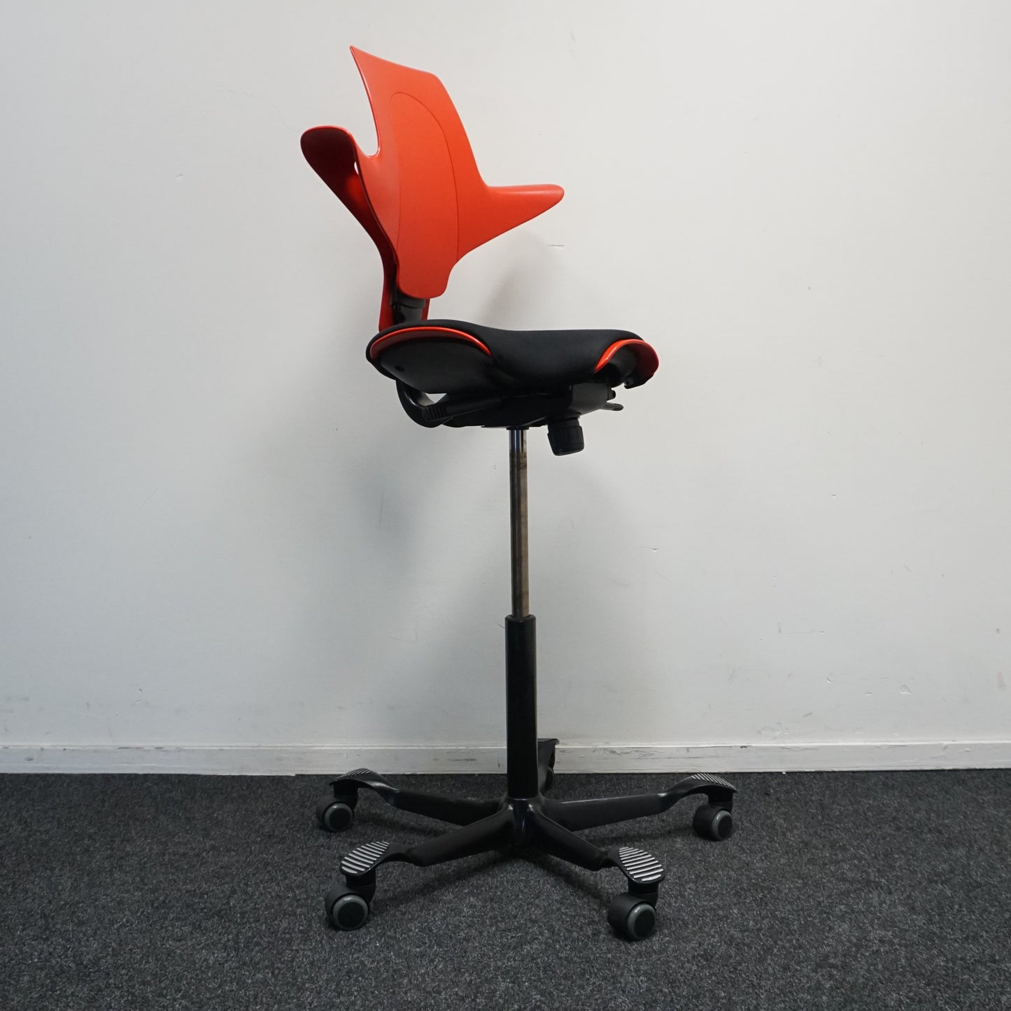 HAG Capisco Puls 8020 Bureaustoel | Zadelzit | Rood