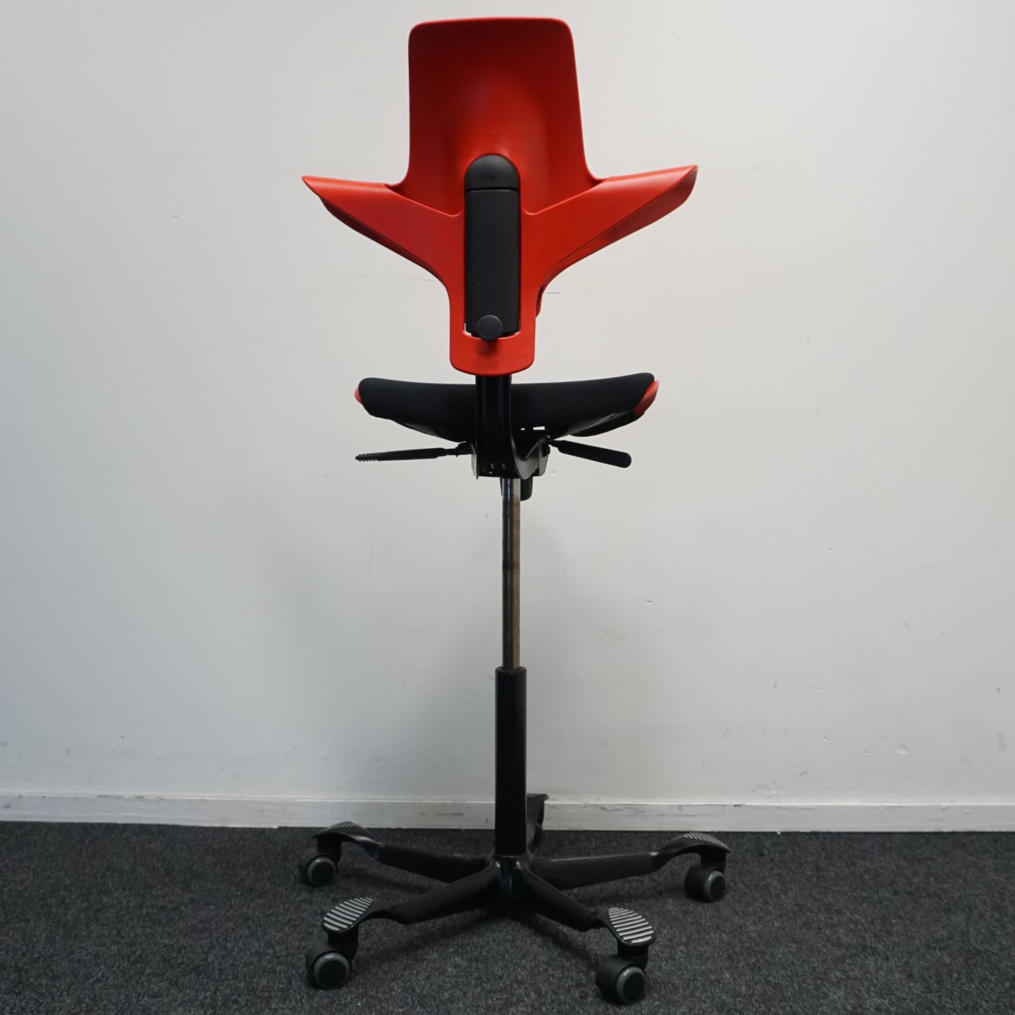 HAG Capisco Puls 8020 Bureaustoel | Zadelzit | Rood