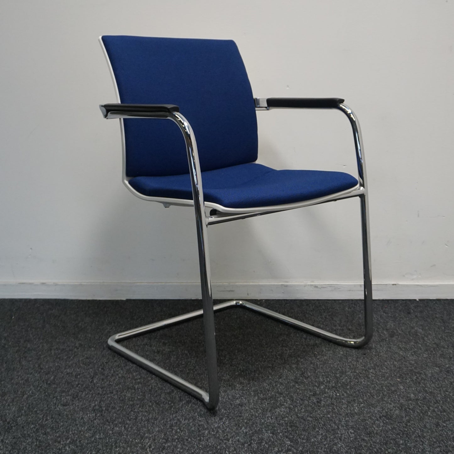 Ahrend Well Vergaderstoel | Donkerblauw / Wit