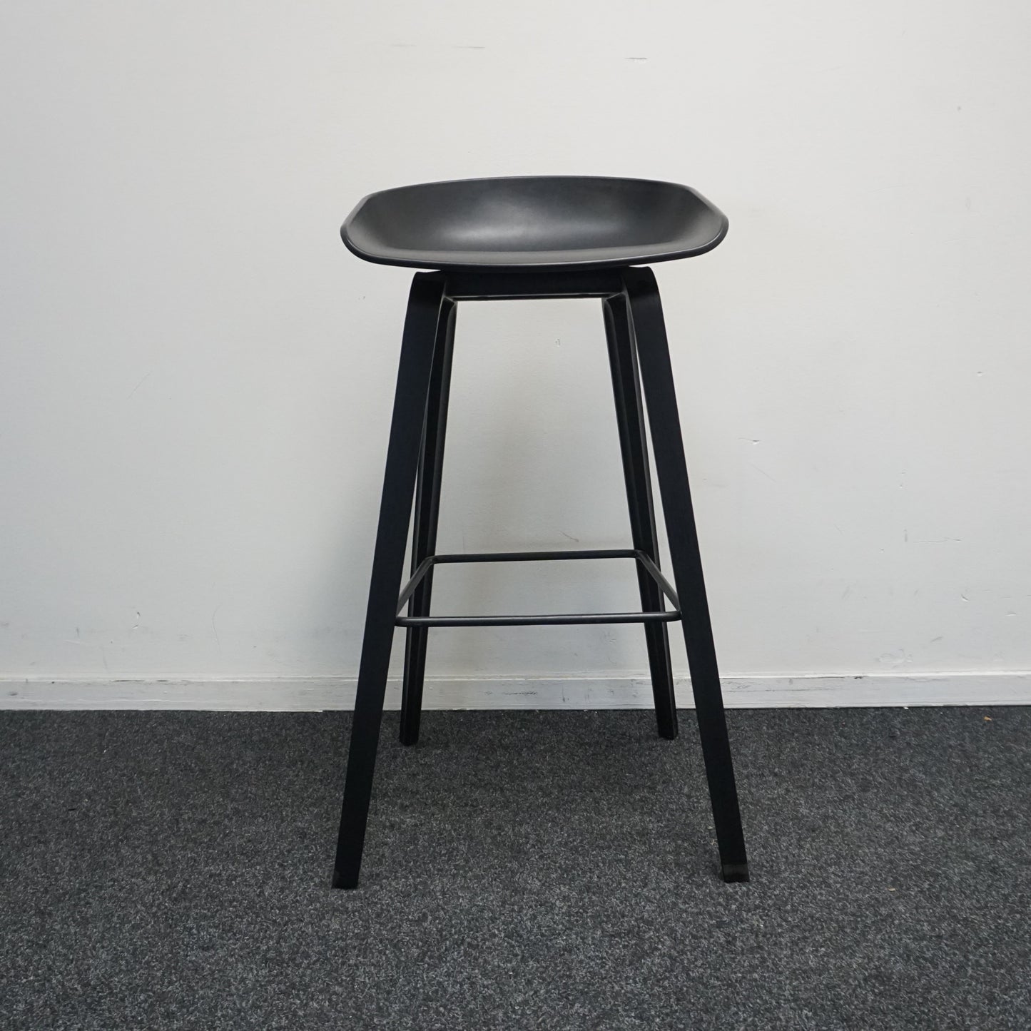 HAY About a Stool AAS32 Design Barkruk | Zwart / Zwart | Zithoogte 75 cm