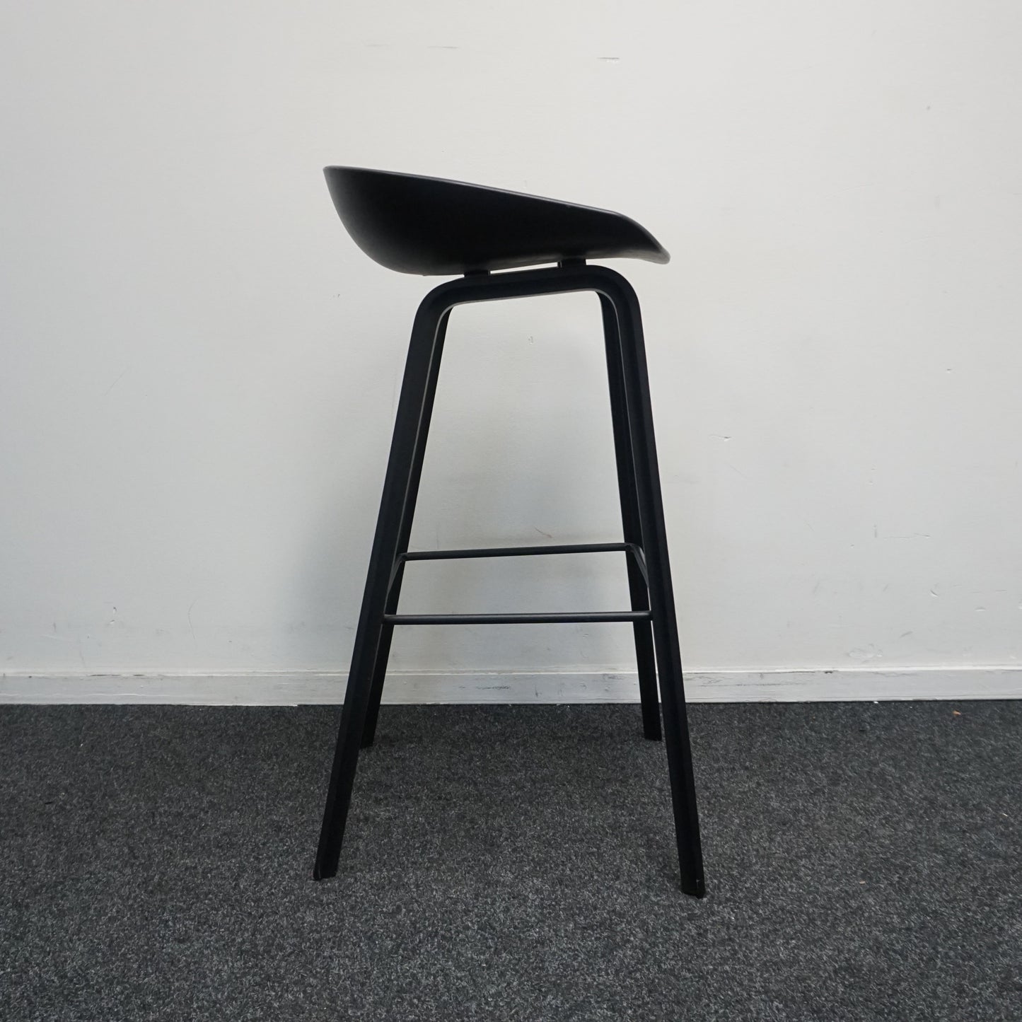 HAY About a Stool AAS32 Design Barkruk | Zwart / Zwart | Zithoogte 75 cm