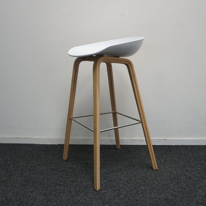 HAY About a Stool AAS32 Design Barkruk | Wit / Eiken | Zithoogte 75 cm