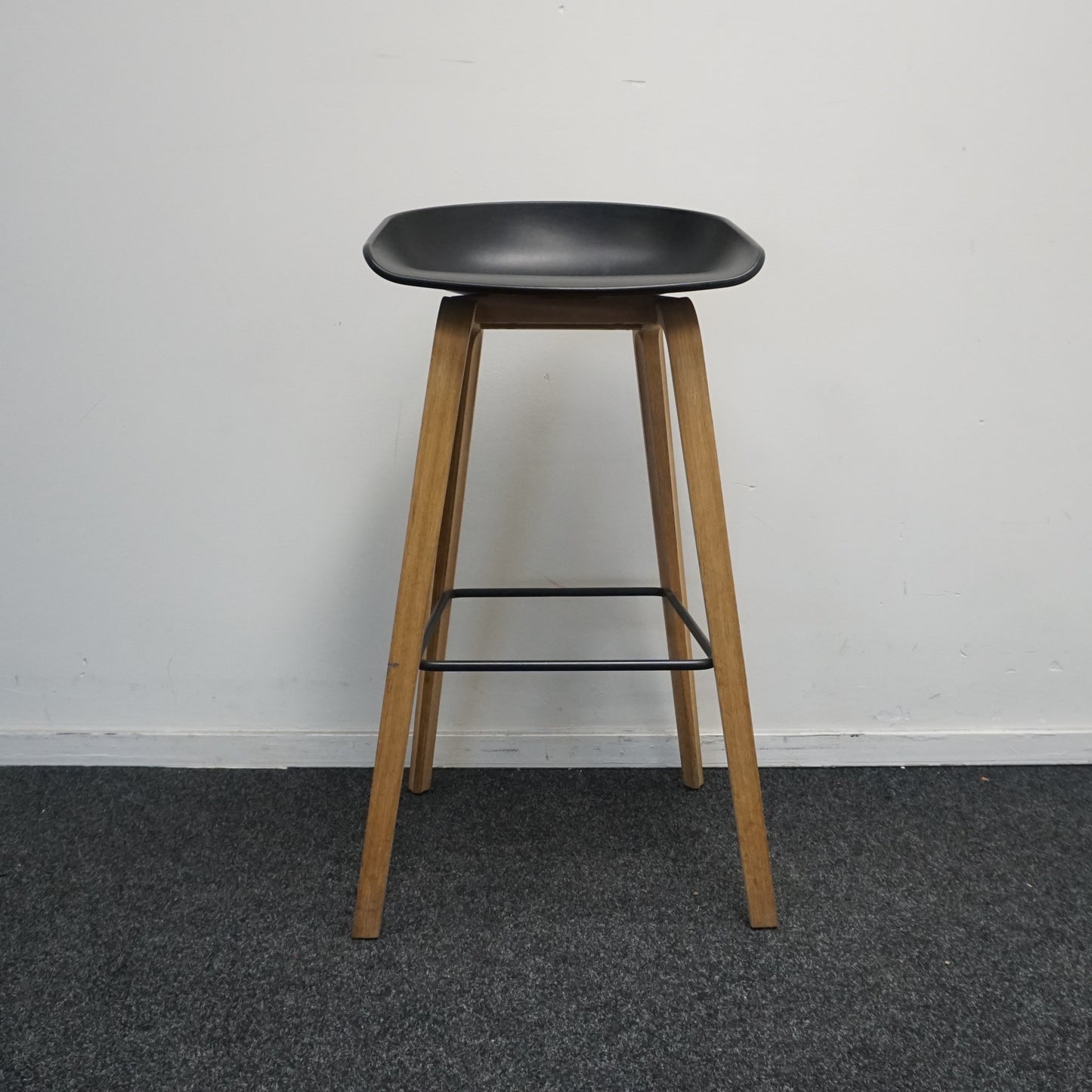 HAY About a Stool AAS32 Design Barkruk | Zwart / Eiken | Zithoogte 75 cm