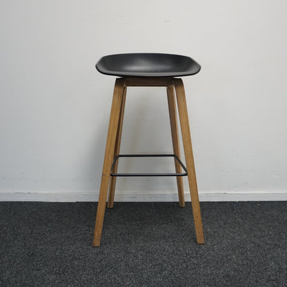 HAY About a Stool AAS32 Design Barkruk | Zwart / Eiken | Zithoogte 75 cm
