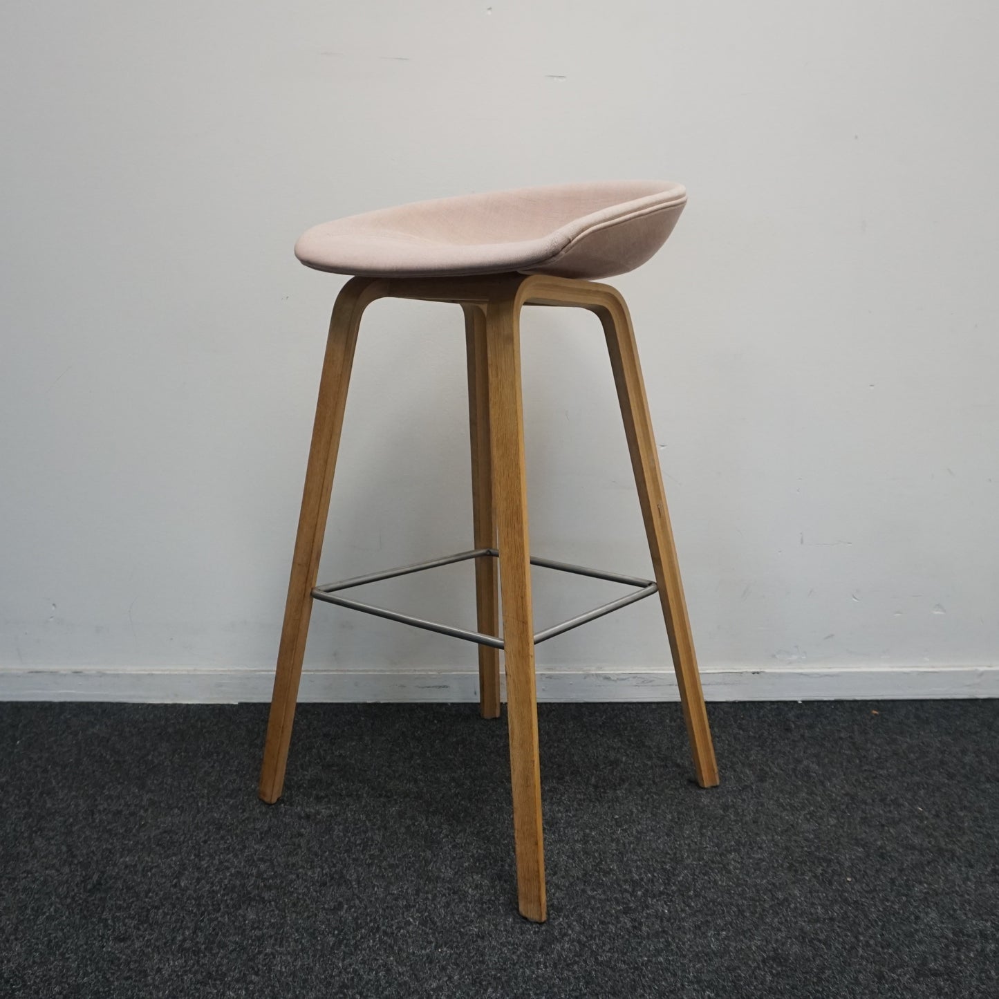 HAY About a Stool AAS33 Design Barkruk | Zacht Roze / Eiken | Zithoogte 75 cm