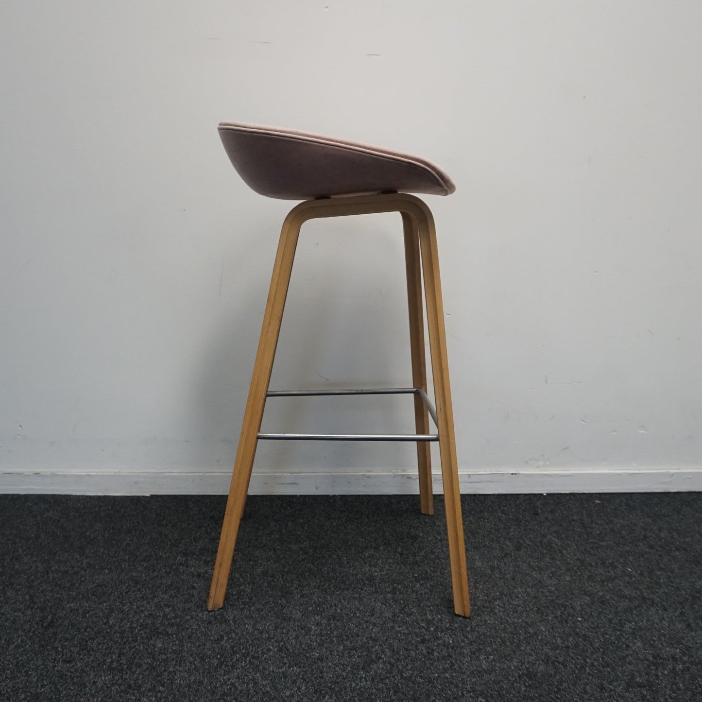 HAY About a Stool AAS33 Design Barkruk | Zacht Roze / Eiken | Zithoogte 75 cm