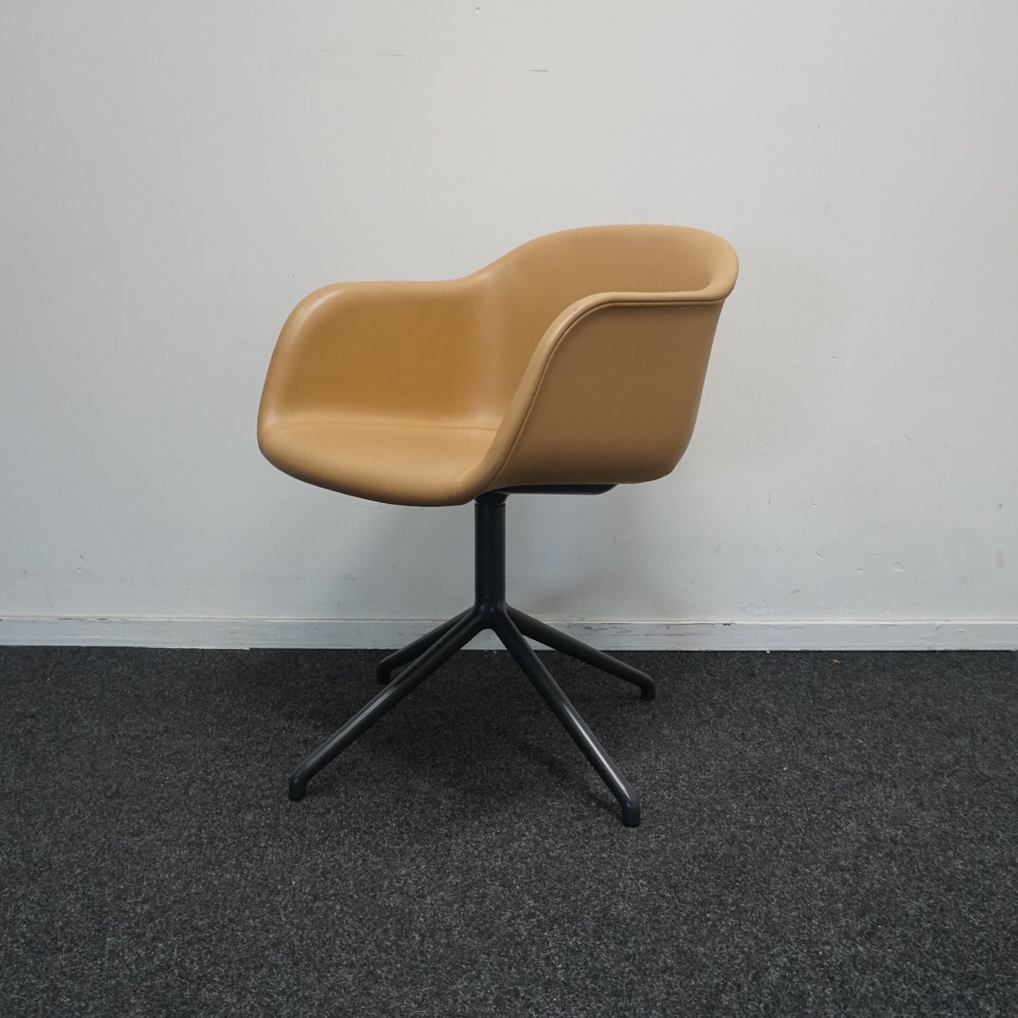 Muuto Fiber Design Stoel | Draaibaar | Bruin Leer