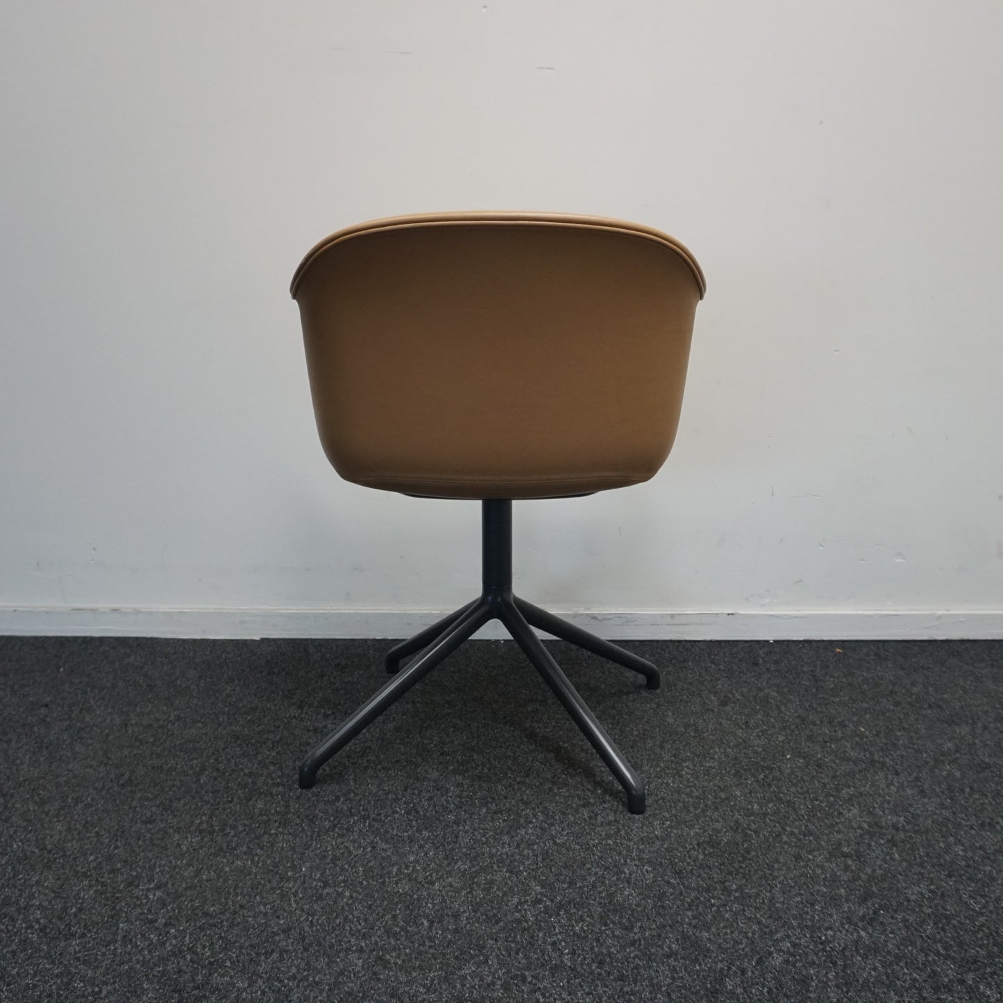 Muuto Fiber Design Stoel | Draaibaar | Bruin Leer