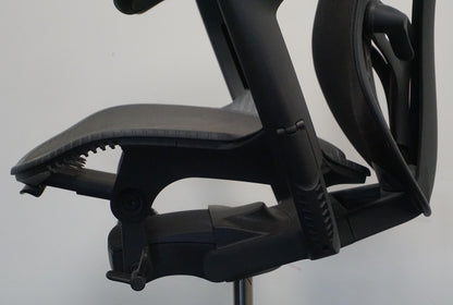 Herman Miller Mirra 2 Bureaustoel | Zwart / Antraciet | Mesh