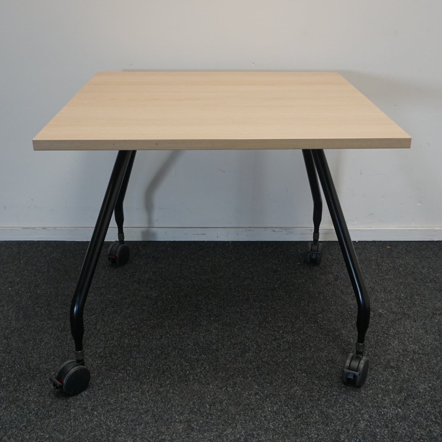 Vitra Vergadertafel | Eettafel | Vierkant | Licht eiken / Zwart | 80 x 80 cm | Verrijdbaar