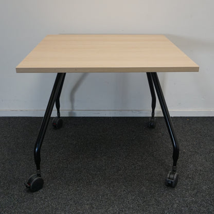 Vitra Vergadertafel | Eettafel | Vierkant | Licht eiken / Zwart | 80 x 80 cm | Verrijdbaar