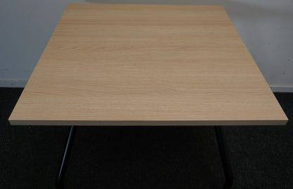 Vitra Vergadertafel | Eettafel | Vierkant | Licht eiken / Zwart | 80 x 80 cm | Verrijdbaar