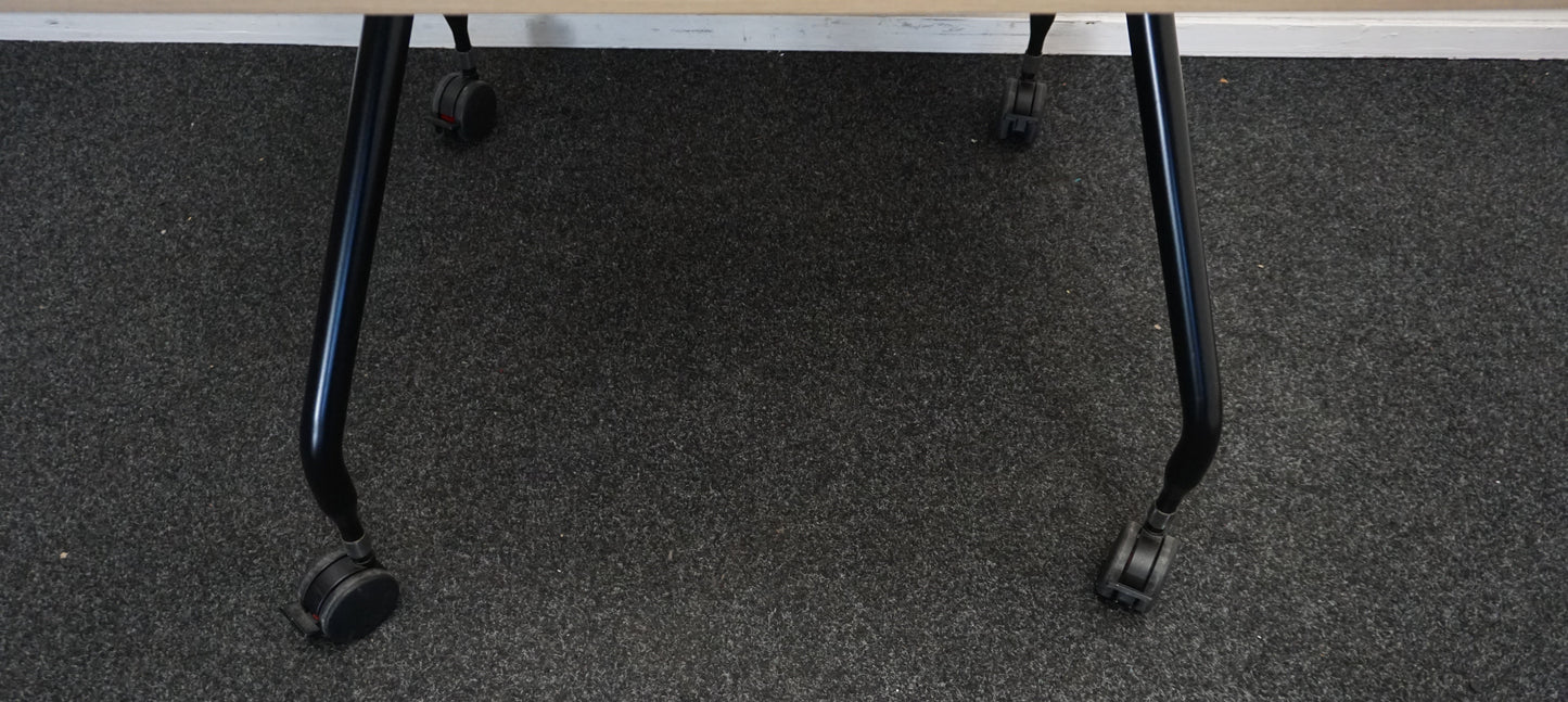 Vitra Vergadertafel | Eettafel | Vierkant | Licht eiken / Zwart | 80 x 80 cm | Verrijdbaar