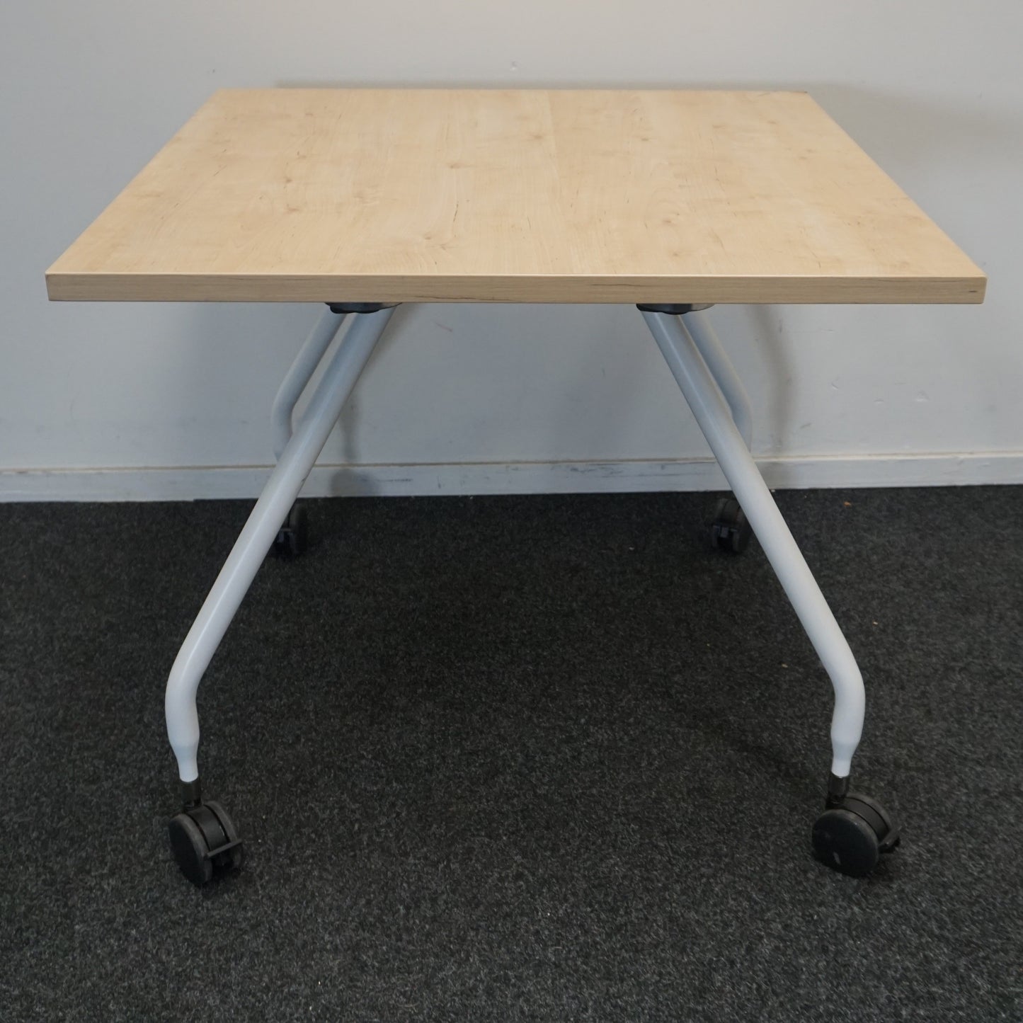 Vitra Vergadertafel | Eettafel | Vierkant | Ahorn / Wit | 80 x 80 cm | Verrijdbaar