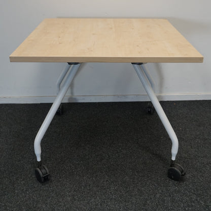 Vitra Vergadertafel | Eettafel | Vierkant | Ahorn / Wit | 80 x 80 cm | Verrijdbaar