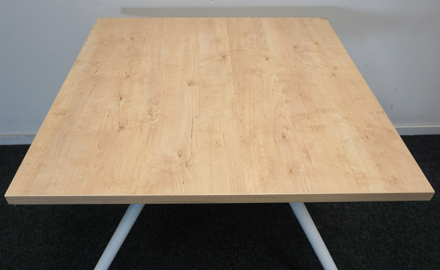 Vitra Vergadertafel | Eettafel | Vierkant | Ahorn / Wit | 80 x 80 cm | Verrijdbaar
