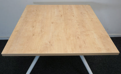 Vitra Vergadertafel | Eettafel | Vierkant | Ahorn / Wit | 80 x 80 cm | Verrijdbaar