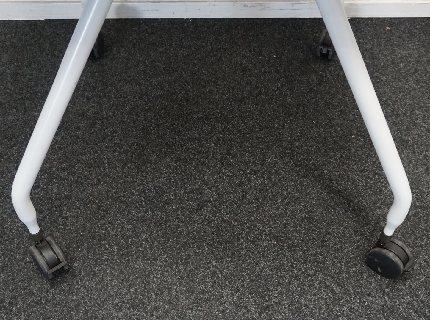 Vitra Vergadertafel | Eettafel | Vierkant | Ahorn / Wit | 80 x 80 cm | Verrijdbaar