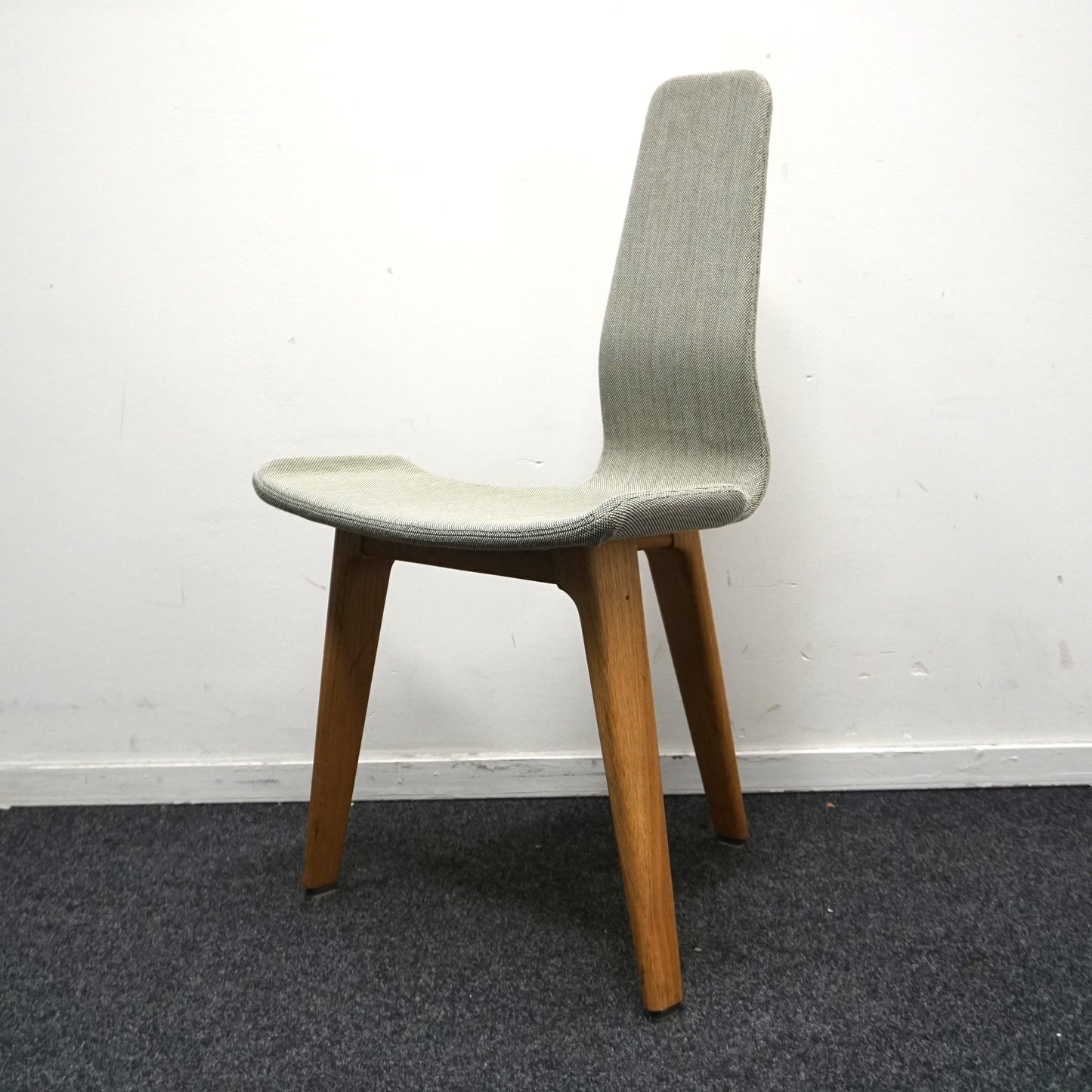 Matthew Hilton Tapas Chair | Design Stoel | Groene Stof