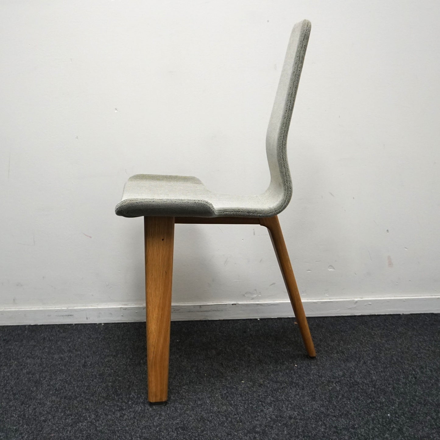 Matthew Hilton Tapas Chair | Design Stoel | Groene Stof
